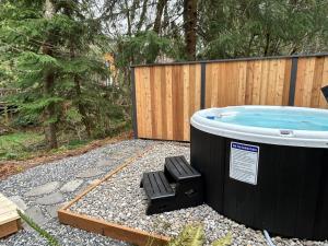 Cozy Cabin Relax in Hot Tub Overlooking Creek