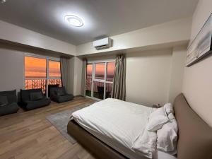 Luxury Spacious 3Bedrooms with Maids Room Bunkbed Massage Chair Bayview Free Pool & Parking Near Okada Manila Airports MOA Solaire
