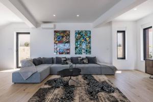 Luxury Villa Seven Seas with infinity heated pool by the sea in Ražanj