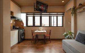 Sunlit Studio in D1 - Cozy & Central Stay - 3 Pax