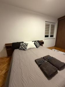 Modern 2BR Apartment Karpoš with Private Parking
