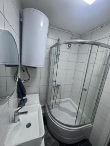 Modern 2BR Apartment Karpoš with Private Parking