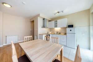 Prime Stay - Modern 2 Bedroom Family Apartment with Terrace & Parking Included