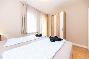 Prime Stay - Modern 2 Bedroom Family Apartment with Terrace & Parking Included