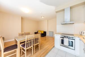 Prime Stay - Modern 2 Bedroom Family Apartment with Terrace & Parking Included
