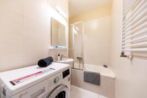 Prime Stay - Modern 2 Bedroom Family Apartment with Terrace & Parking Included