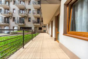 Prime Stay - Modern 2 Bedroom Family Apartment with Terrace & Parking Included