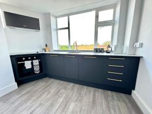 #141 Coastal Apartment Bournemouth Beach - Sleeps 8 - Perfect for Contractors and Families