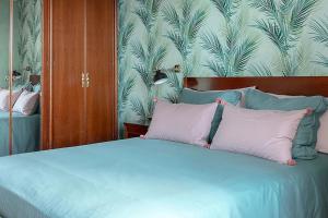 Enjoy being anchored to the sea with amazing views