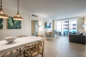 Gorgeous Cozy Beach Apartment! First line on sand!