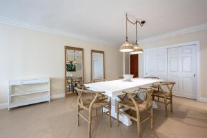 Gorgeous Cozy Beach Apartment! First line on sand!