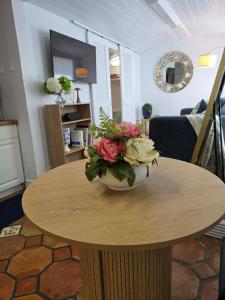 Cozy Private Cottage Close To Downtown and Beaches