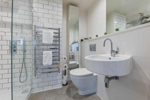 Jewellery Quarter Townhouse Sleeps 10 Pool Table