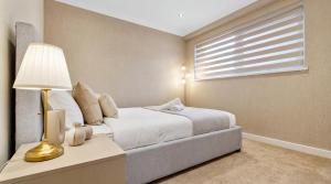 Elegant 4BR Townhouse in Knightsbridge Mews by REGAL REALMS
