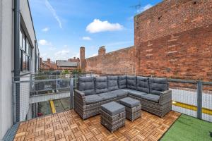 Jewellery Quarter Townhouse Sleeps 10 Pool Table