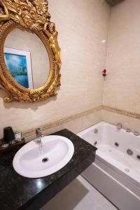 Crowne Hotel - Bui Vien Walking Street 1