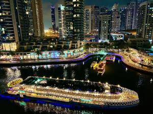 Modern 2-Bedrooms Apartment with Stunning Marina Views