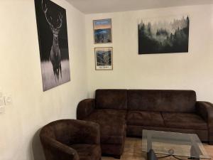 Le cerf au pied des montagnes et des lacs