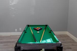 4 bedrm, 2 bath, pool, hot tub near Randolph AFB