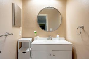 4 bedrm, 2 bath, pool, hot tub near Randolph AFB