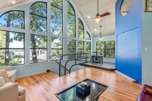 Modern Treehouse Views, Comfort & Attractions