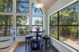 Modern Treehouse Views, Comfort & Attractions