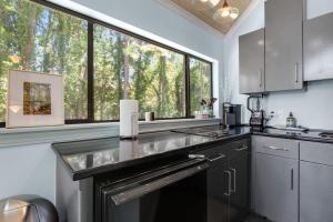 Modern Treehouse Views, Comfort & Attractions