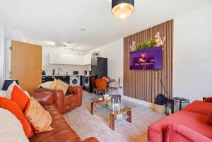 Elegant Canalside 2BR Mailbox stay with Free Parking - Sleeps 6