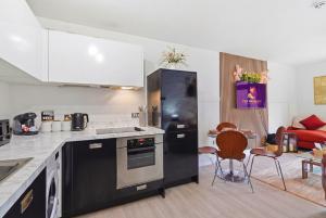 Elegant Canalside 2BR Mailbox stay with Free Parking - Sleeps 6