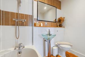 Elegant Canalside 2BR Mailbox stay with Free Parking - Sleeps 6