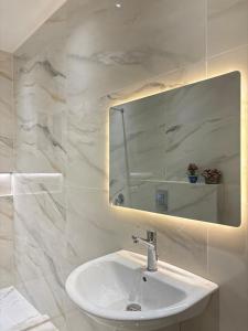 Sweifiyeh Luxurious Newly Remodeled 2BR,2BA king bed Fast internet