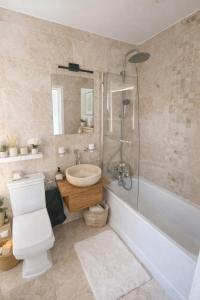 West London House with Parking and Garden, Sleeps 6