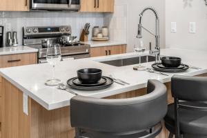 Chic & Cozy 1BR - 15 Mins from Calgary Airport