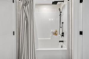 Chic & Cozy 1BR - 15 Mins from Calgary Airport