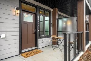 Chic & Cozy 1BR - 15 Mins from Calgary Airport