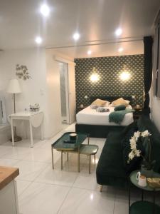 MELANIE - Emerald serenity in Nanterre