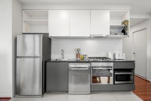 CBD 2B Retreat with Stunning Views and Pool Gym Sauna access