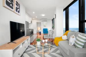 CBD 2B Retreat with Stunning Views and Pool Gym Sauna access