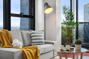 CBD 2B Retreat with Stunning Views and Pool Gym Sauna access