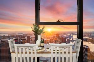 CBD 2B Retreat with Stunning Views and Pool Gym Sauna access