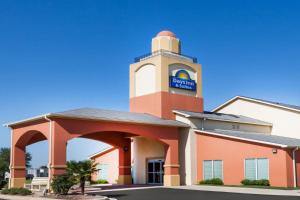 Queen Room - Disability Access - Non-Smoking room in Days Inn & Suites by Wyndham Marquez