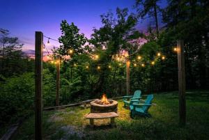 A+ Mtn Views • Romantic Getaway • Hottub • Firepit