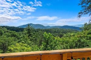 A+ Mtn Views • Romantic Getaway • Hottub • Firepit