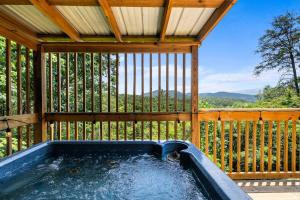 A+ Mtn Views • Romantic Getaway • Hottub • Firepit