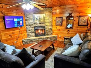 A+ Mtn Views • Romantic Getaway • Hottub • Firepit