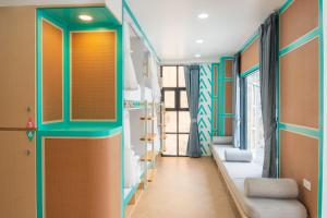 Nomads Bangkok Party Hostel 18-35 Years Old Only