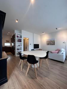 Bright, Spacious and Cozy Apartment Near the MAS