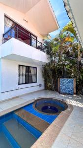 Piscina privada exclusiva pregunta servicio de apoyo doméstico