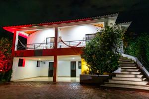 Piscina privada exclusiva pregunta servicio de apoyo doméstico