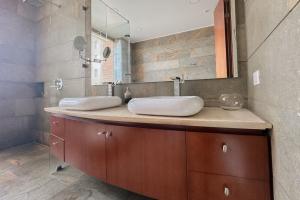 Virrey Luxury Condo 2BR & Jacuzzi